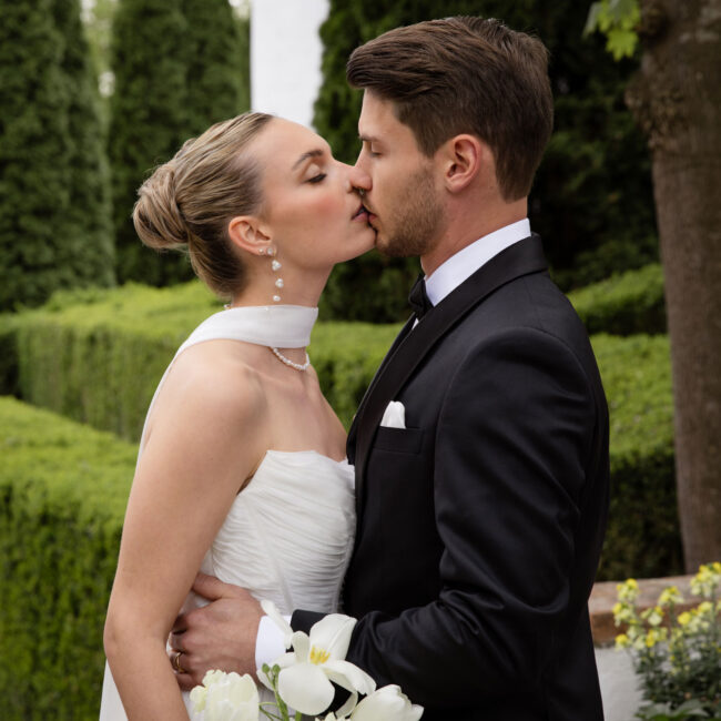 Authentische Hochzeitsfotografie Echte Momente Elegante Hochzeitsbilder Modernes Hochzeitsfotoshooting Hochwertige Brautpaar-Fotografie Authentische Hochzeitsreportage Echte Emotionen in Hochzeitsfotos Modern mit Stil Hochwertige Bildbearbeitung für Hochzeitsfotos Authentische und elegante Hochzeitsmomente Professionelle Hochzeitsfotografin Erfahrene Hochzeitsfotografin Kreative Hochzeitsfotografin Moderne Hochzeitsfotografin Hochwertige Hochzeitsfotografin Allgäu München Augsburg Landsberg am Lech Kempten Renaissance Stadt Neuburg an der Donau Donauwörth Eichstätt Ingolstadt Schrobenhausen Ulm Nürnberg Regensburg Tal der Donau Hotel Das Acker Hochzeitsdinner Festliches Hochzeitsbankett Abendessen Hochzeitsfeier Kulinarische Hochzeitsmomente Feierliches Hochzeitsmahl Dinner Catering Hochzeitscatering Service Exquisites Hochzeitsmenü Hochwertiges Hochzeitsbuffet